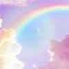 Skyer og himmel i lyserøde og lyseblå farver men en let transpearent regnbue